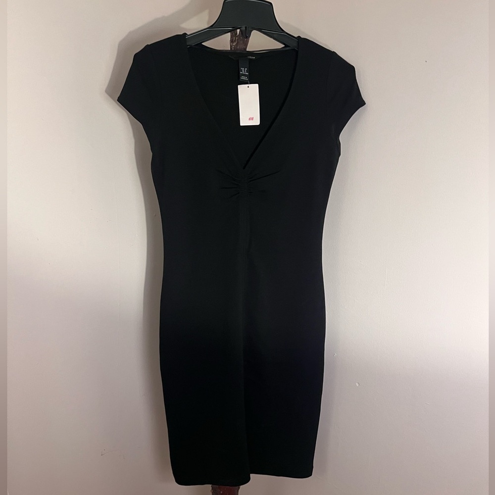 H&M sleeveless V-Neck Fitted Dress NWT 🏷️